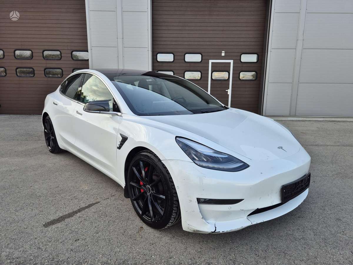 Tesla Model 3, Седан