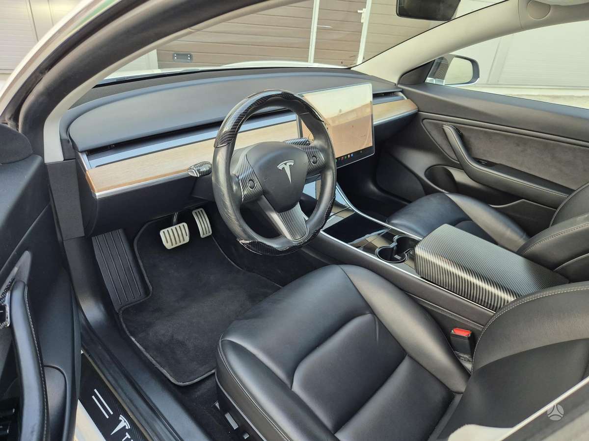 Tesla Model 3, Седан