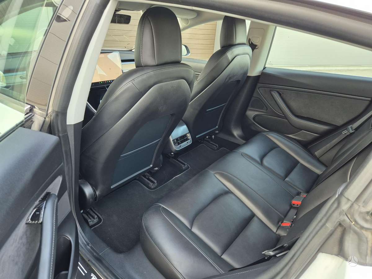 Tesla Model 3, Седан