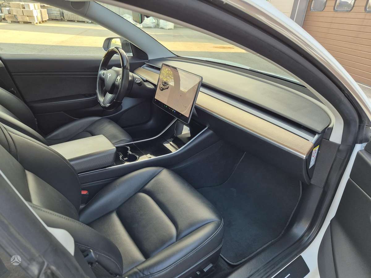 Tesla Model 3, Седан