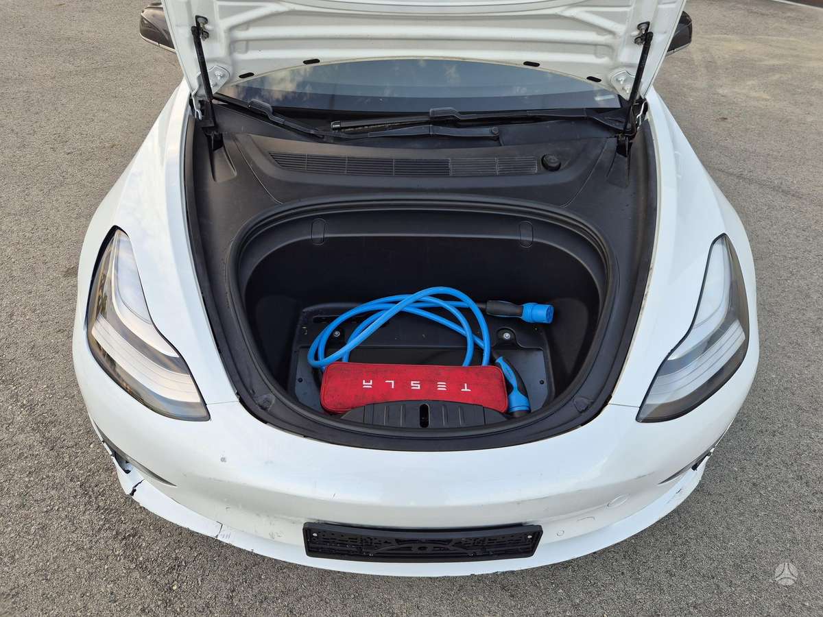 Tesla Model 3, Седан