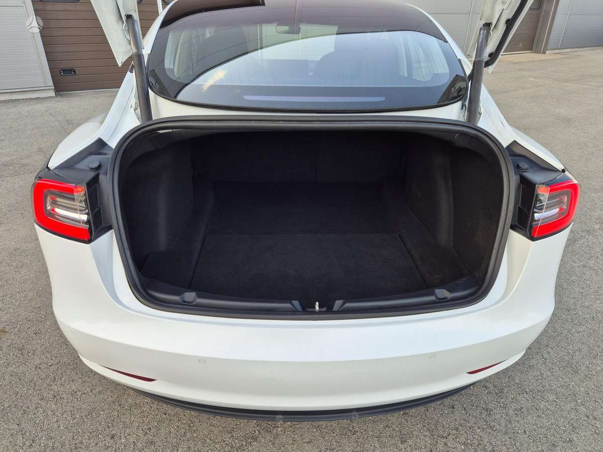 Tesla Model 3, Седан