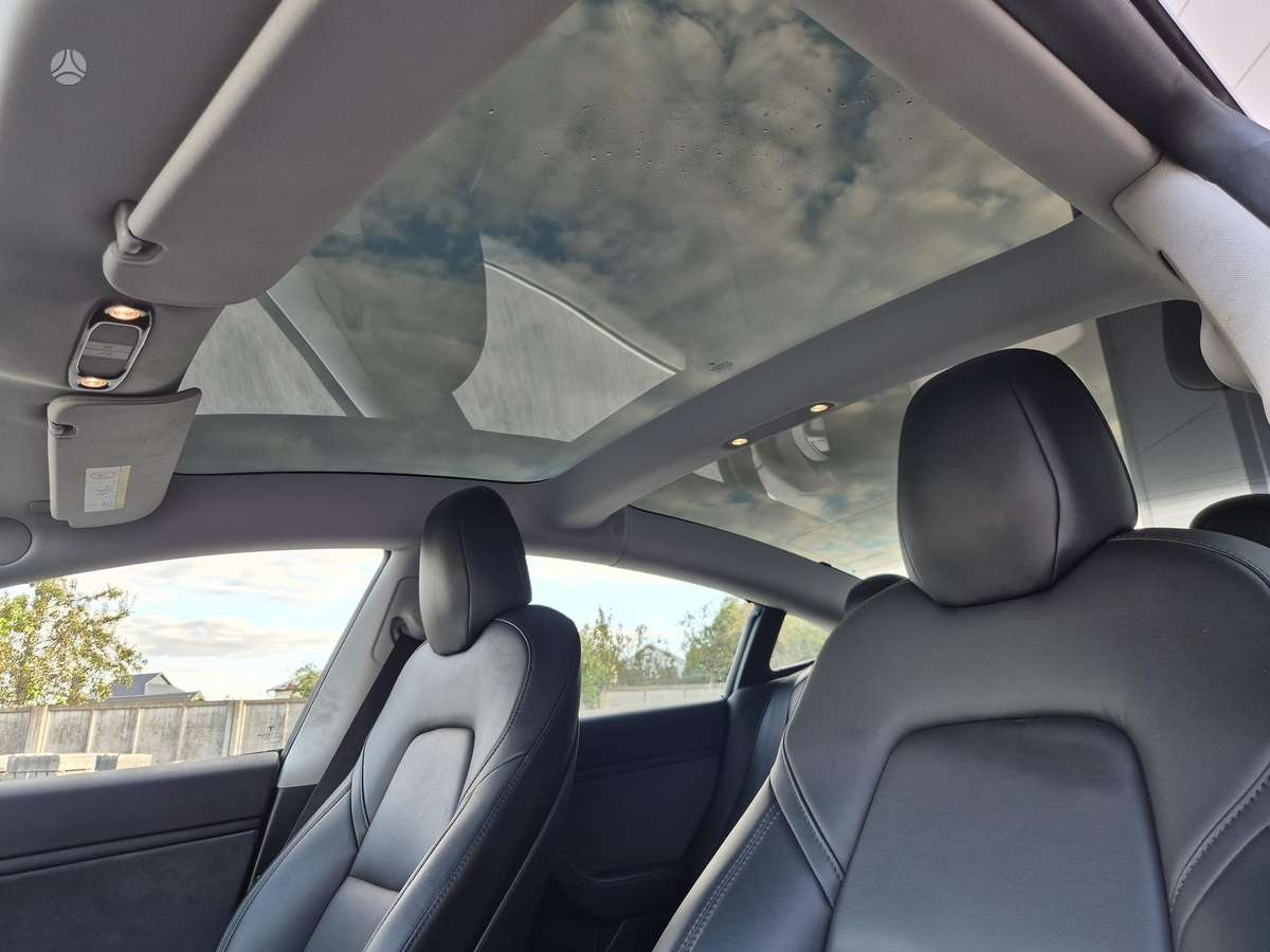 Tesla Model 3, sedanas