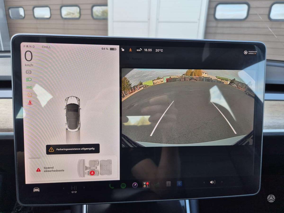 Tesla Model 3, Седан