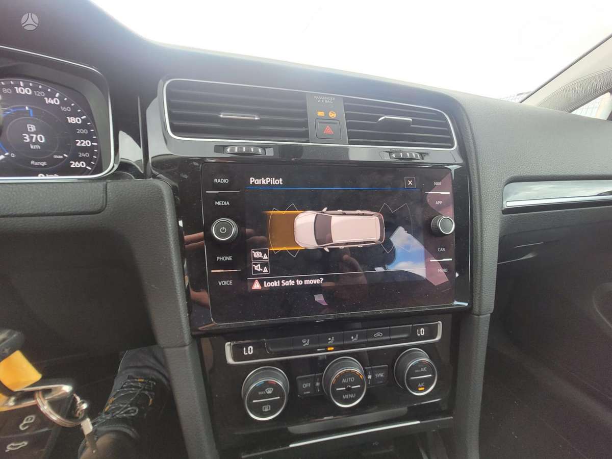 Volkswagen Golf - 10