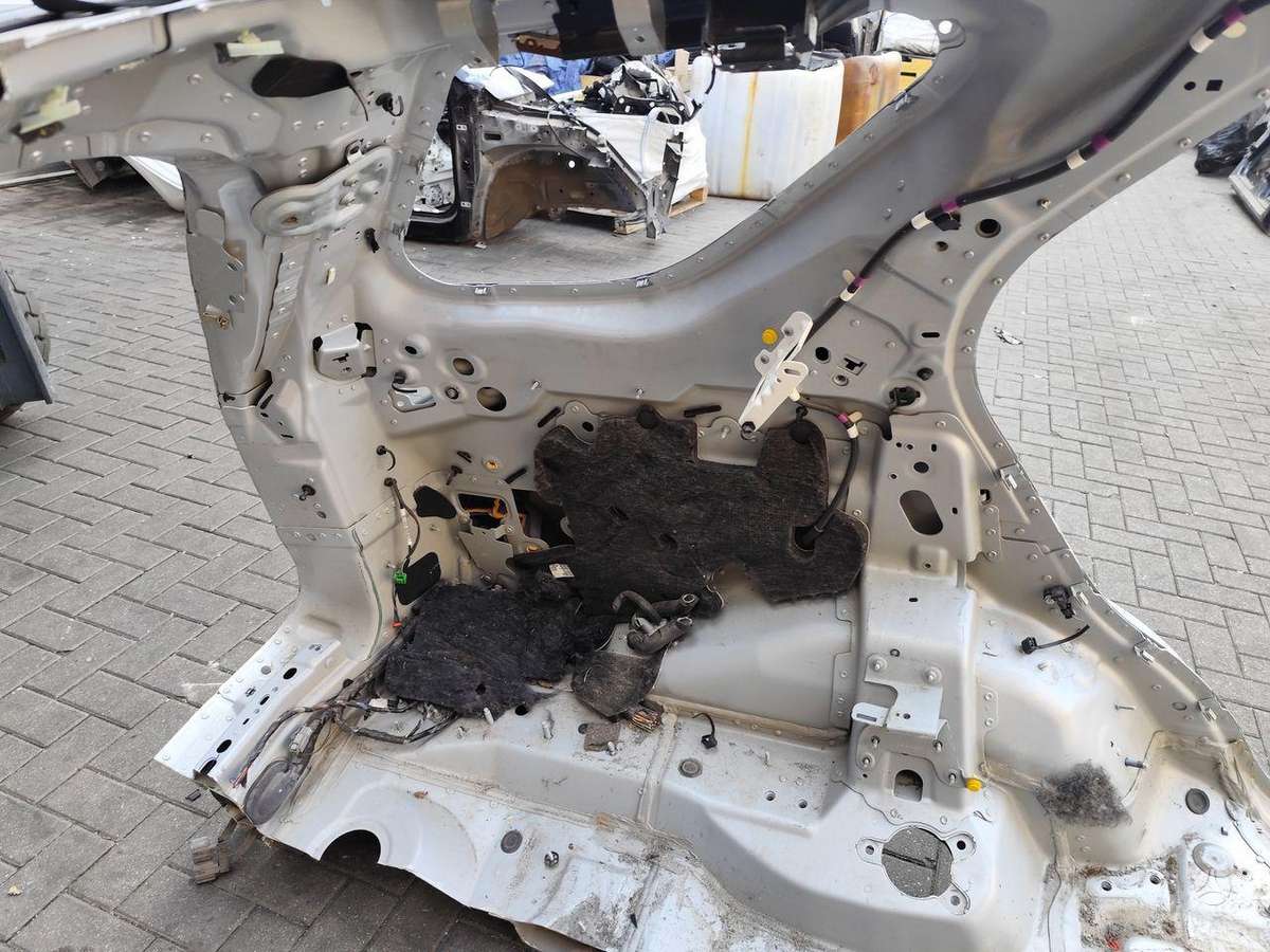 Land Rover Discovery hood (front, rear)