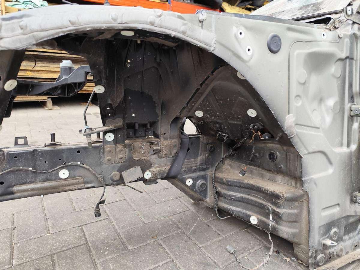 BMW i4 hood (front, rear)