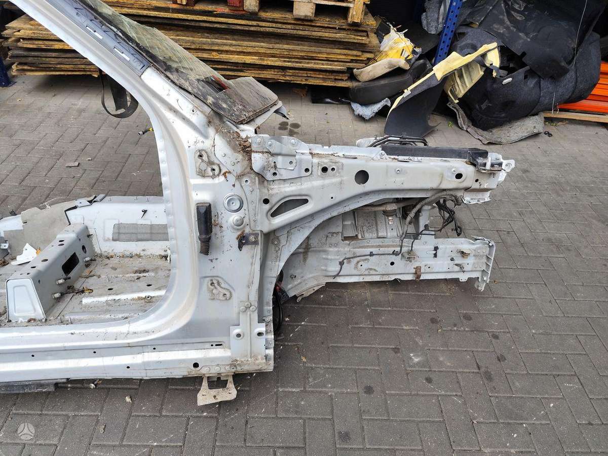 Land Rover Discovery hood (front, rear)