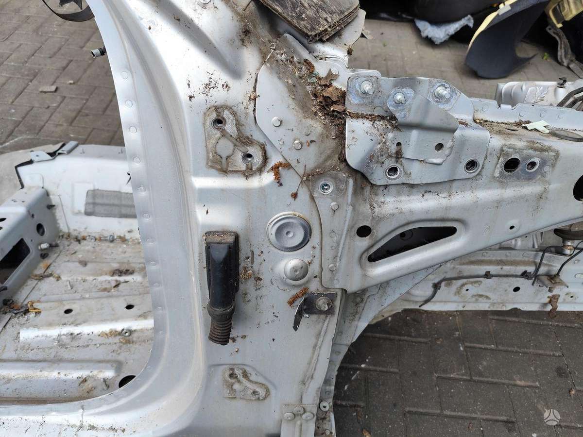 Land Rover Discovery hood (front, rear)