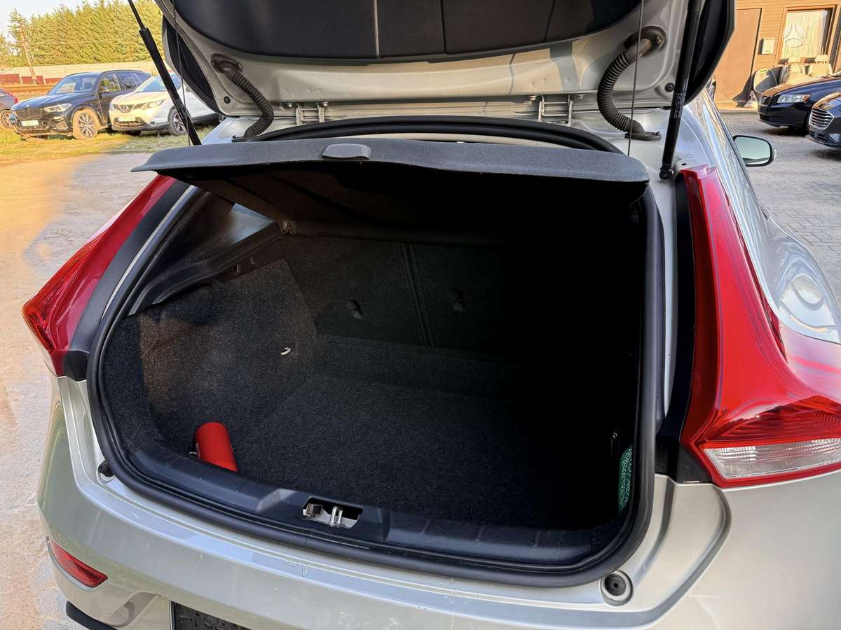 Volvo V40, 2.0 l., Хэтчбек