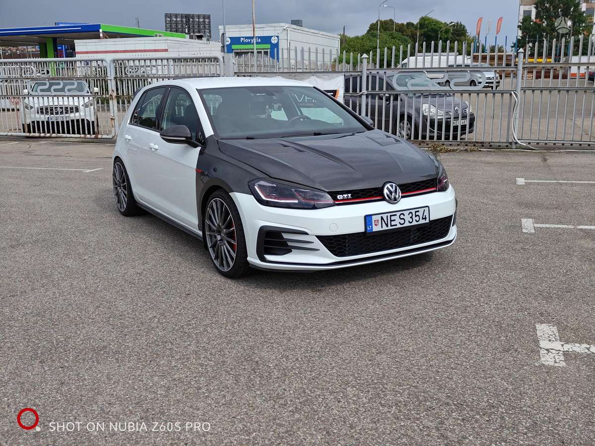 Volkswagen Golf - 1