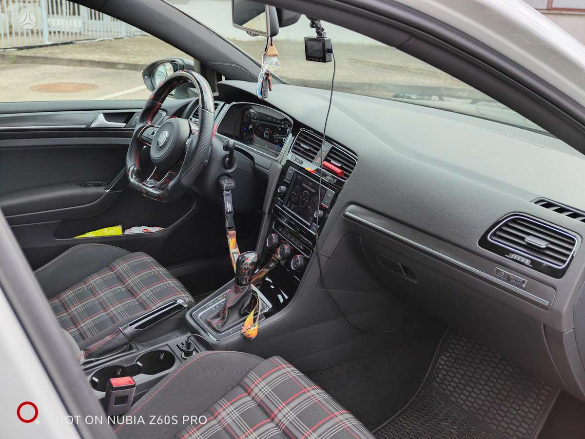Volkswagen Golf - 6