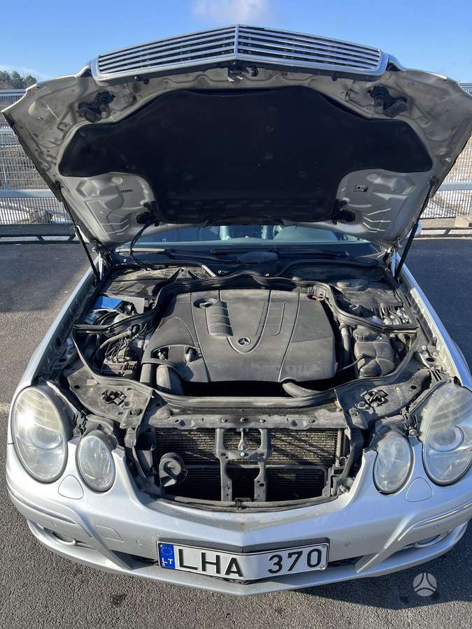 Mercedes-Benz E220, Седан