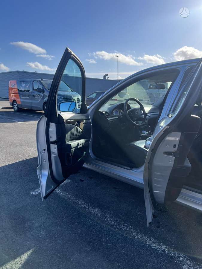 Mercedes-Benz E220, Седан