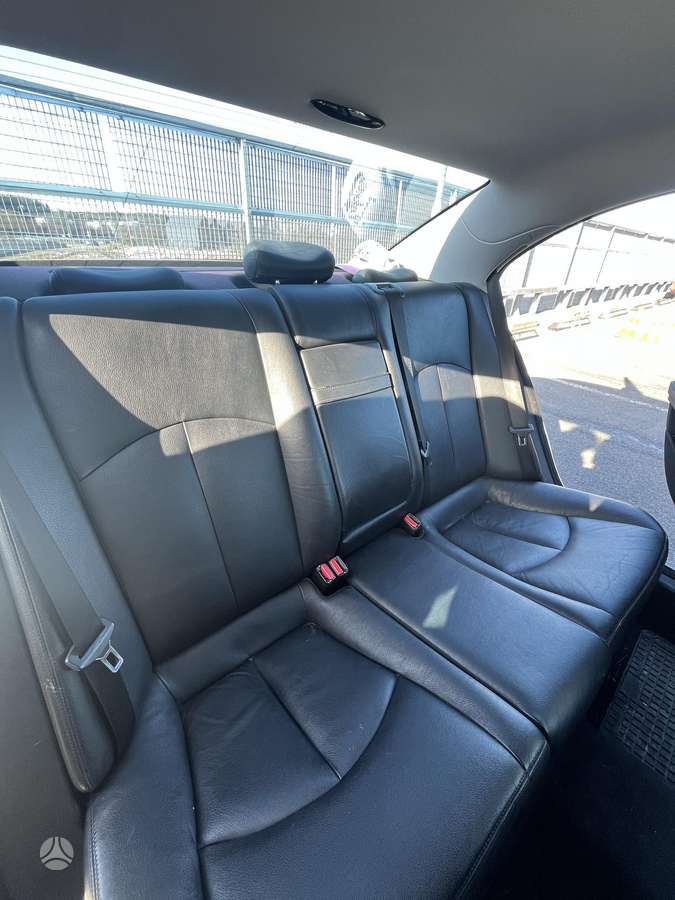 Mercedes-Benz E220, Седан