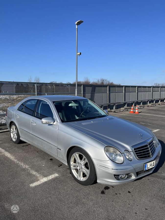 Mercedes-Benz E220, Седан
