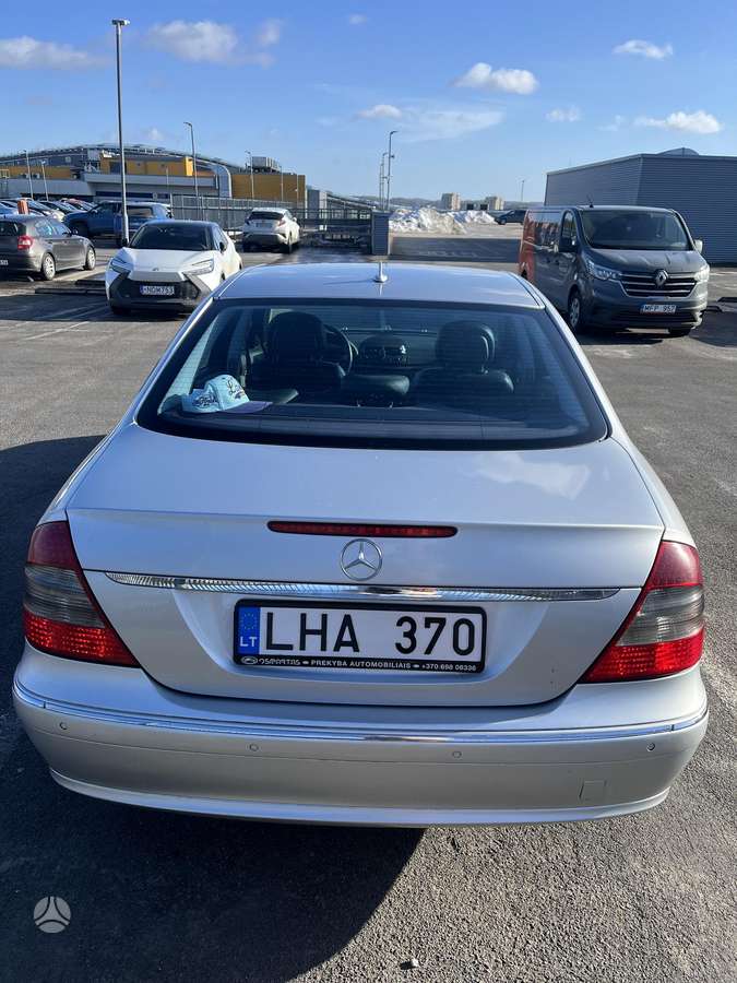Mercedes-Benz E220, Седан