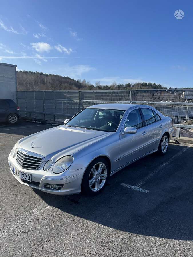 Mercedes-Benz E220, Седан