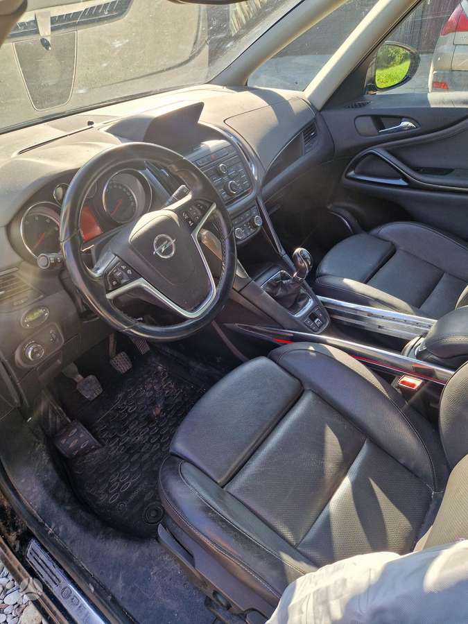 Opel Zafira Tourer dalimis