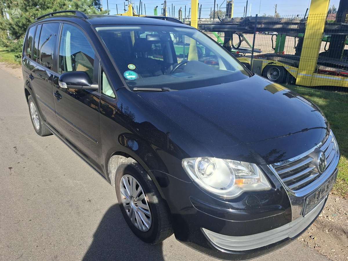 Volkswagen Touran - 1