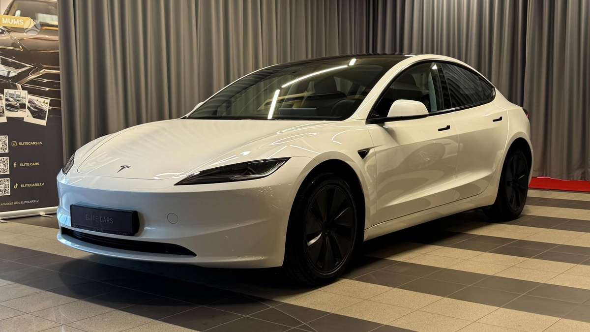 Tesla Model 3, Седан