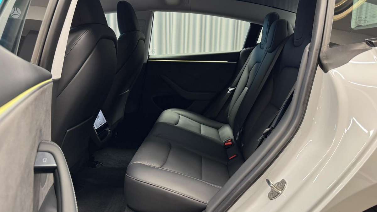 Tesla Model 3, Седан