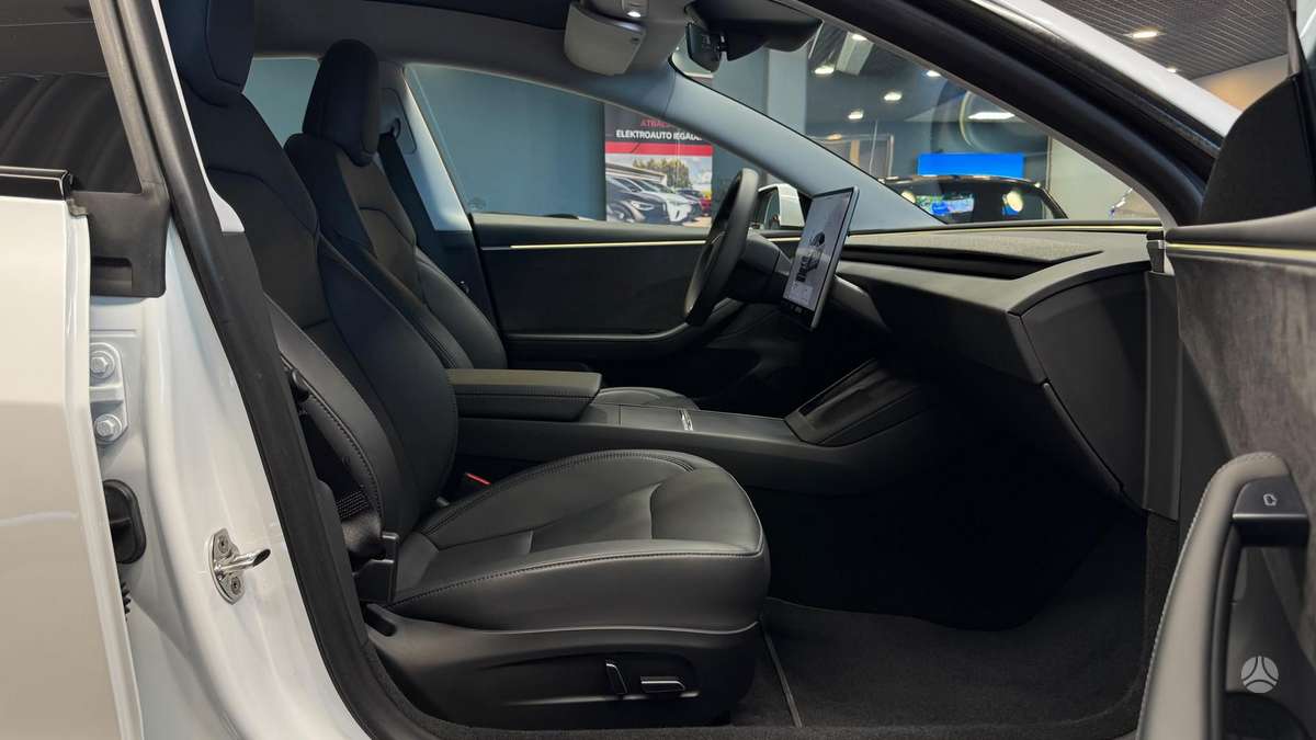 Tesla Model 3, Седан