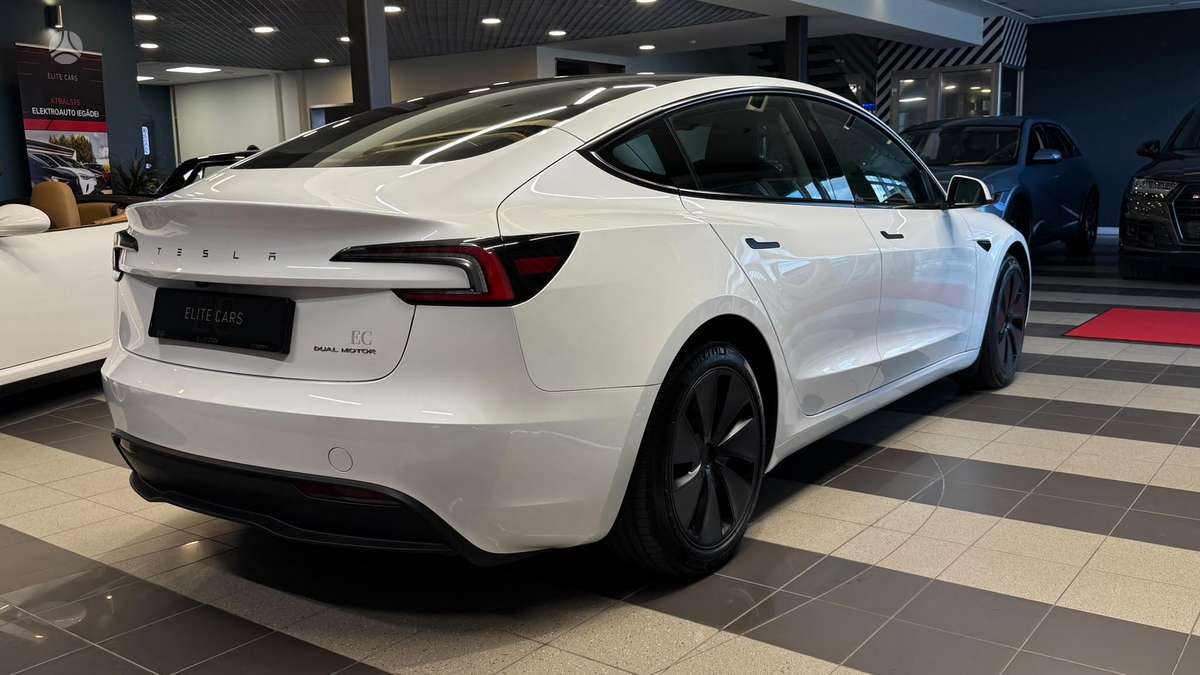 Tesla Model 3, Седан