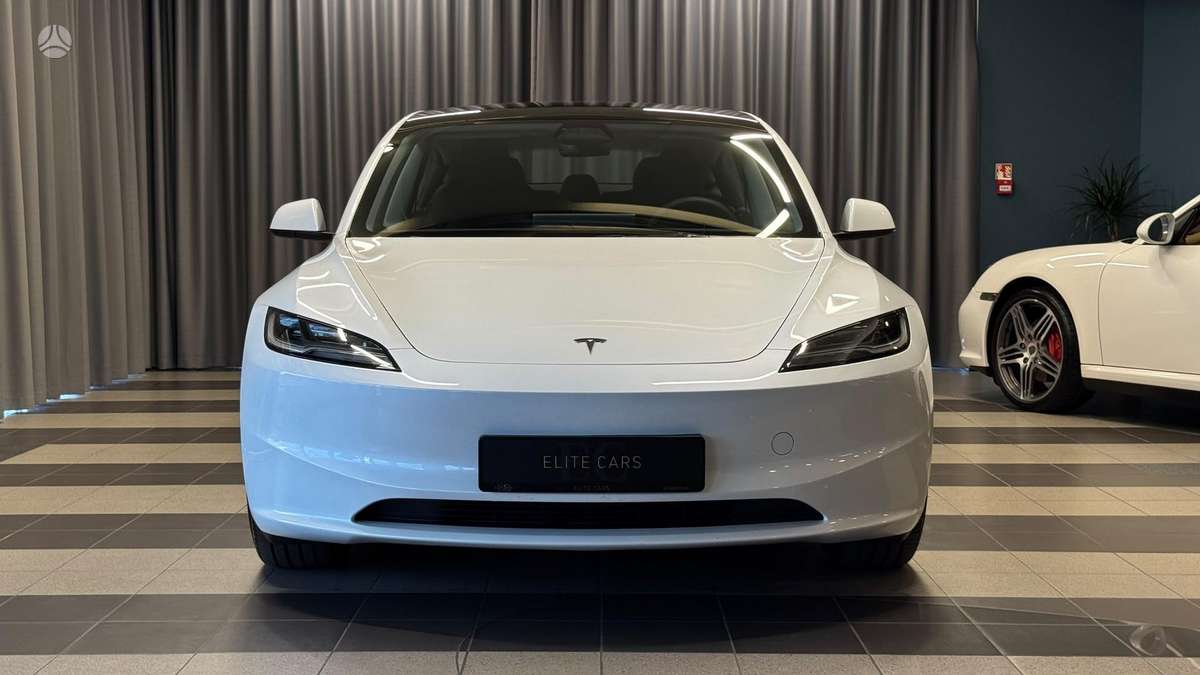 Tesla Model 3, Седан