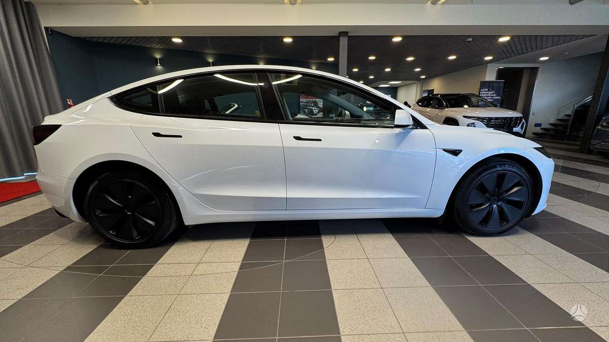 Tesla Model 3, Седан