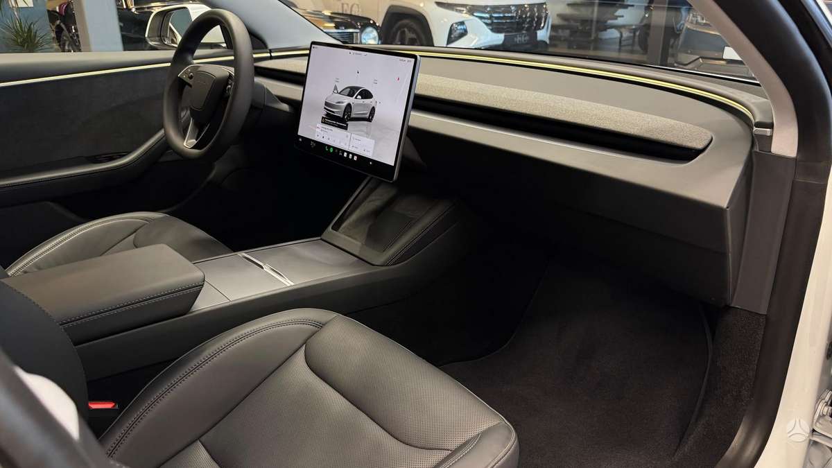 Tesla Model 3, Седан