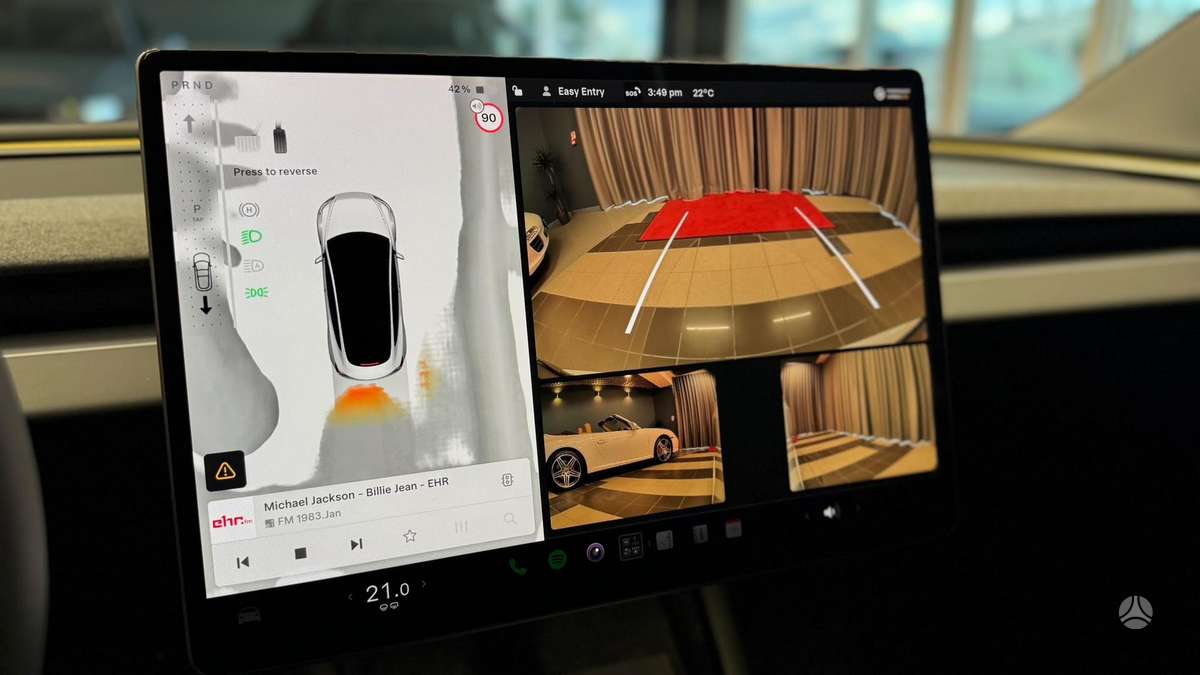 Tesla Model 3, Седан