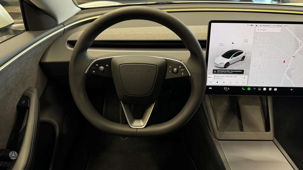 Tesla Model 3, Седан