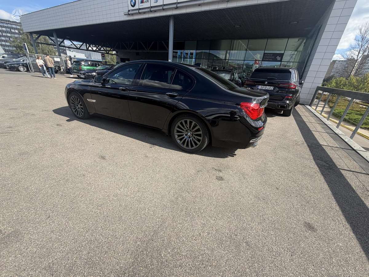BMW 730, Лимузин