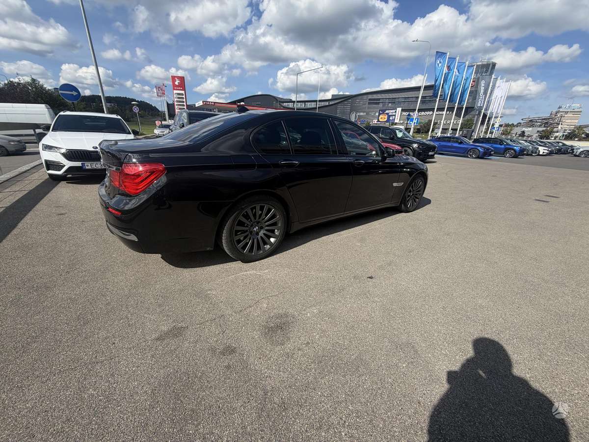 BMW 730, limousine