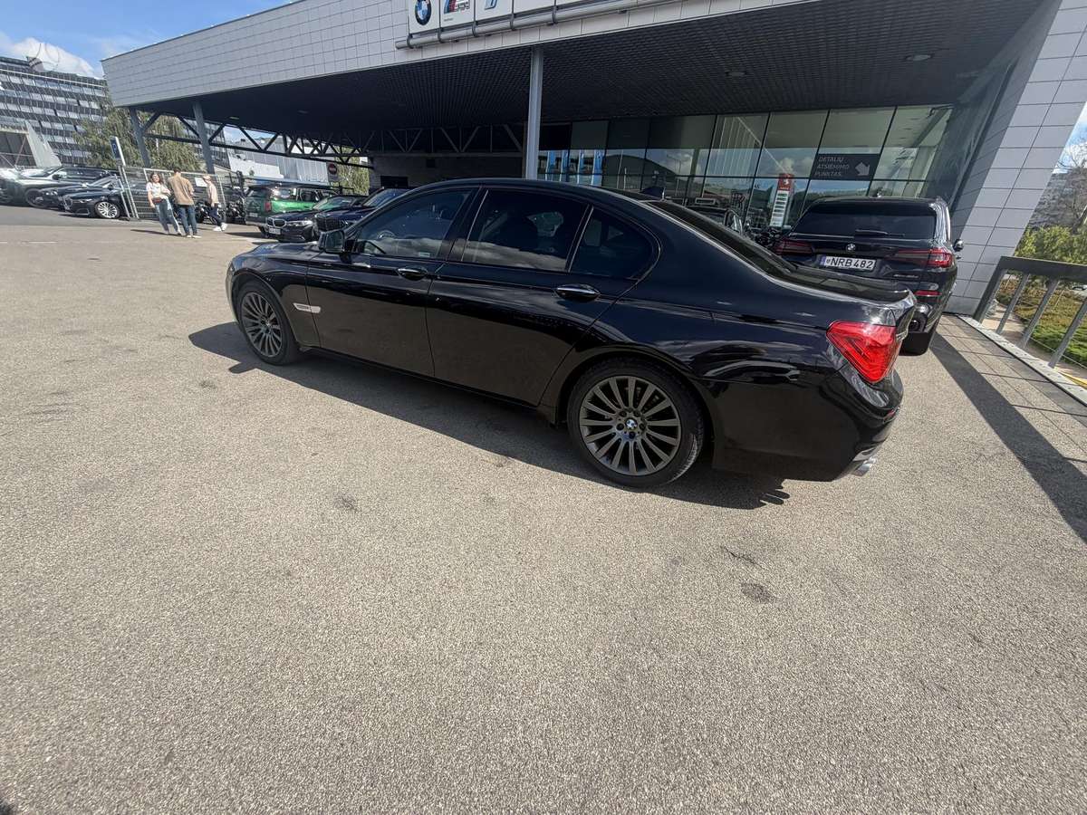 BMW 730, Лимузин