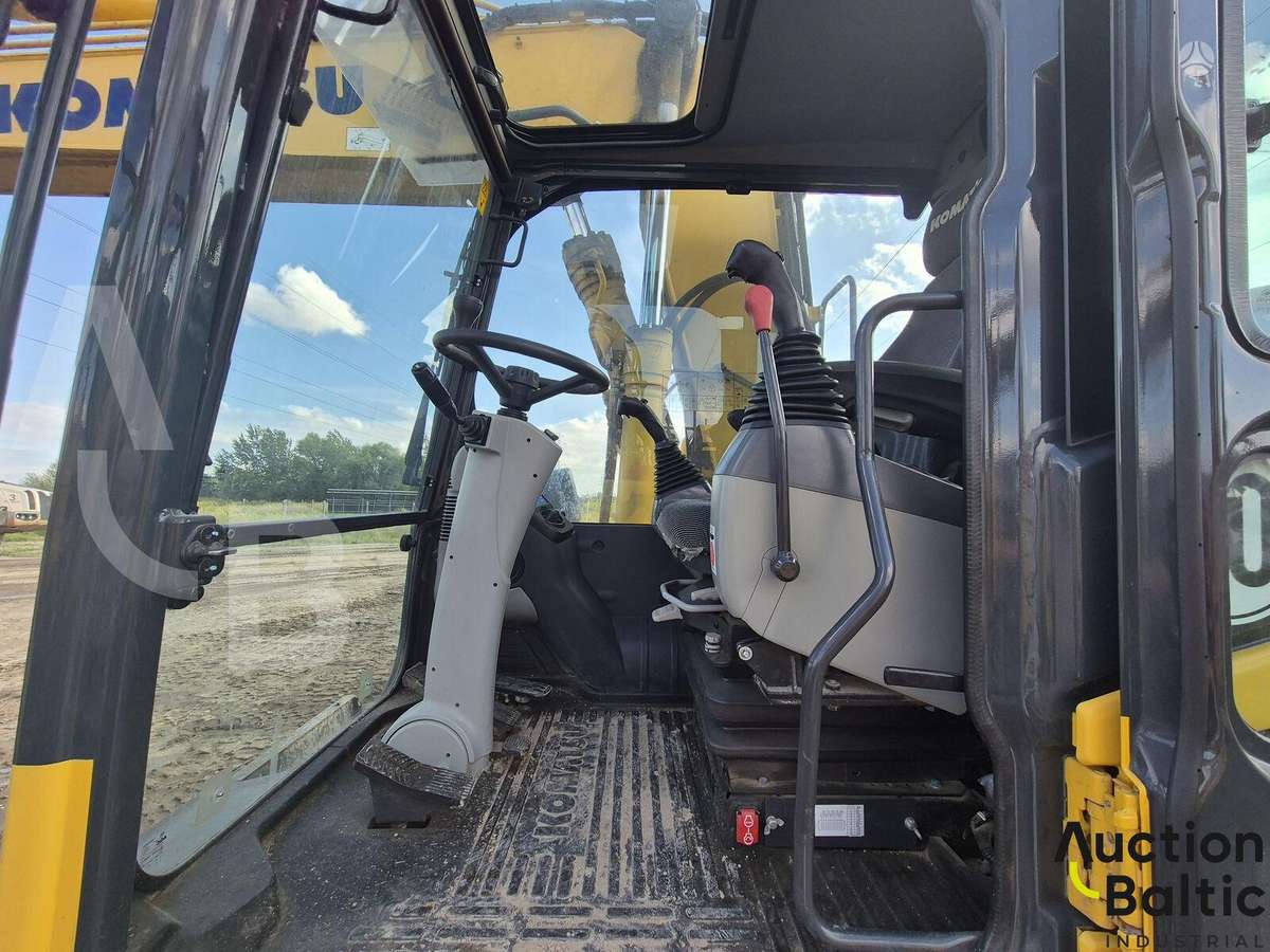 Komatsu PW148, excavator