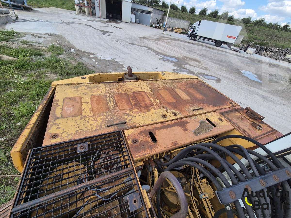 Liebherr R 902, excavator