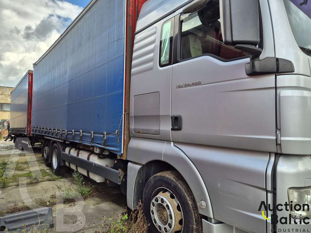 MAN TGX24.400, dropside with curtains