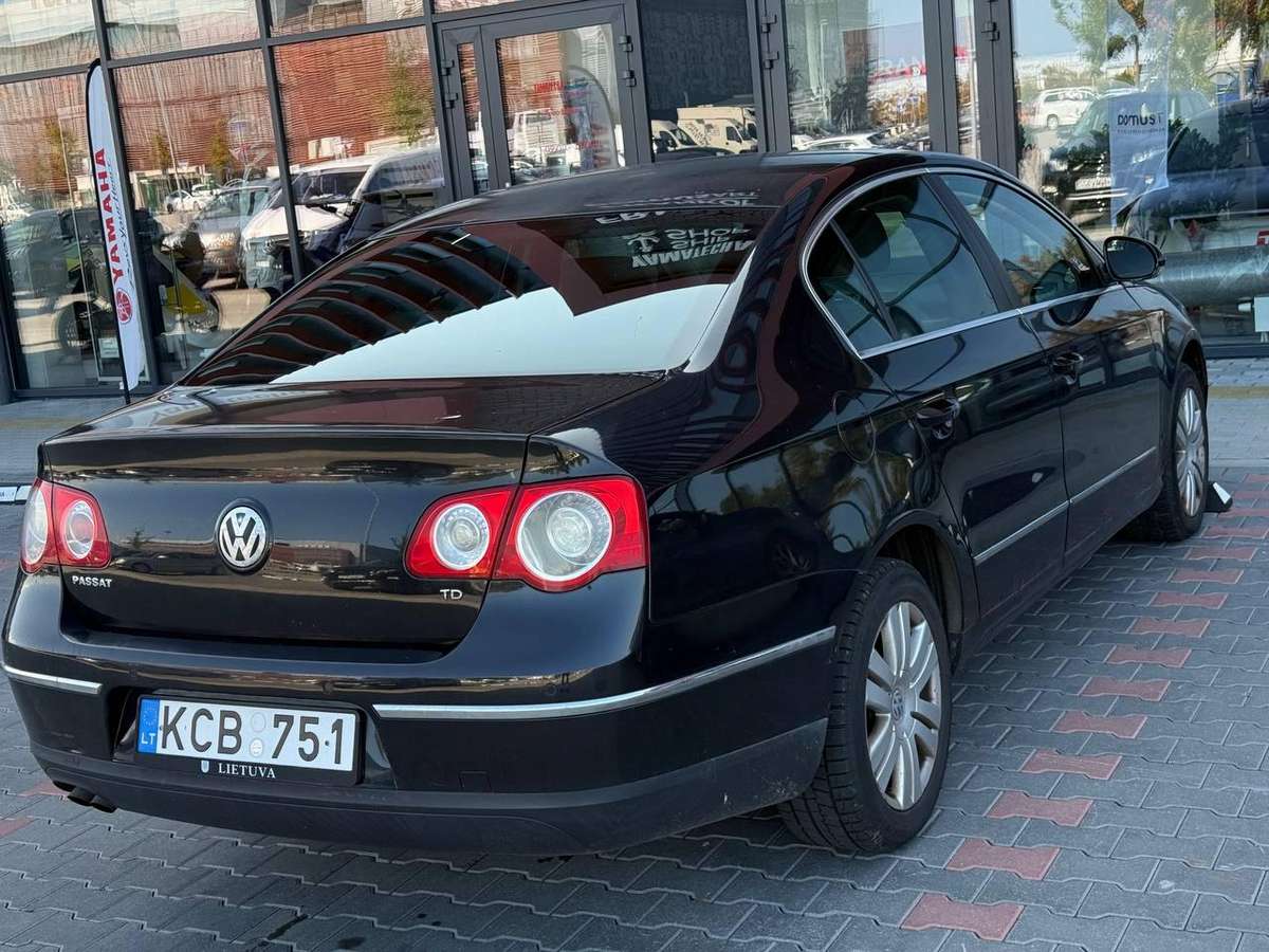 Volkswagen Passat - 1