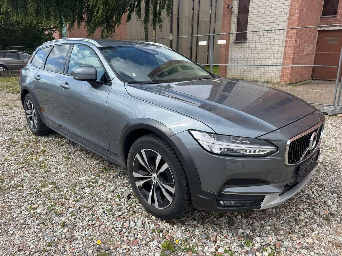 Volvo V90 Cross Country - 1