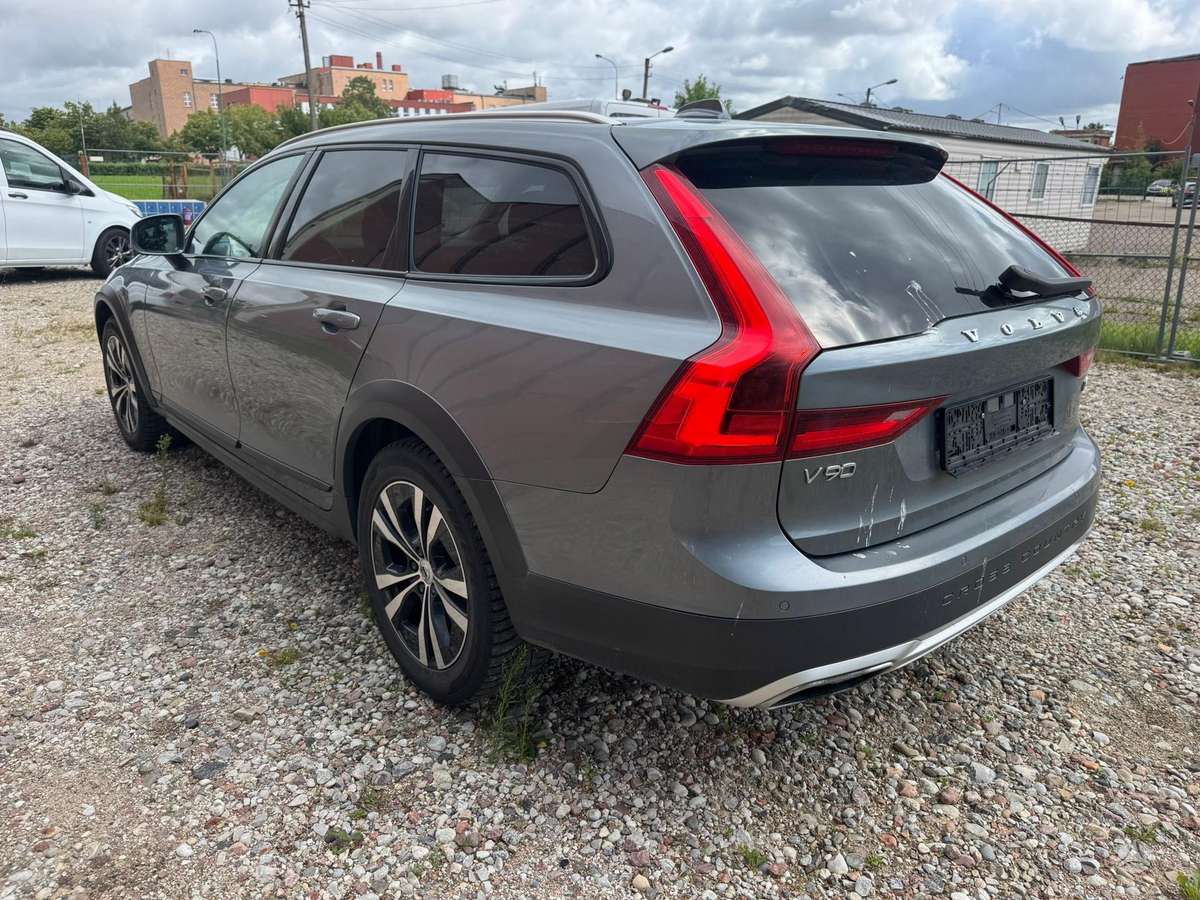 Volvo V90 Cross Country - 4