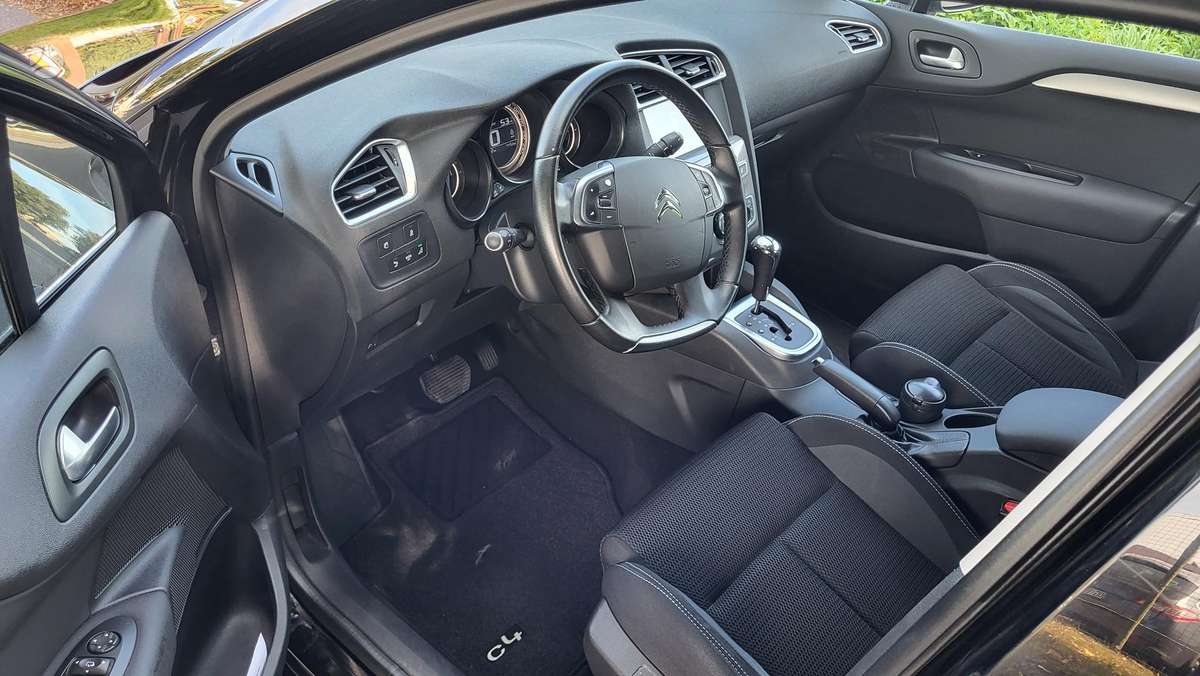 Citroen C4, 1.2 l., hatchback