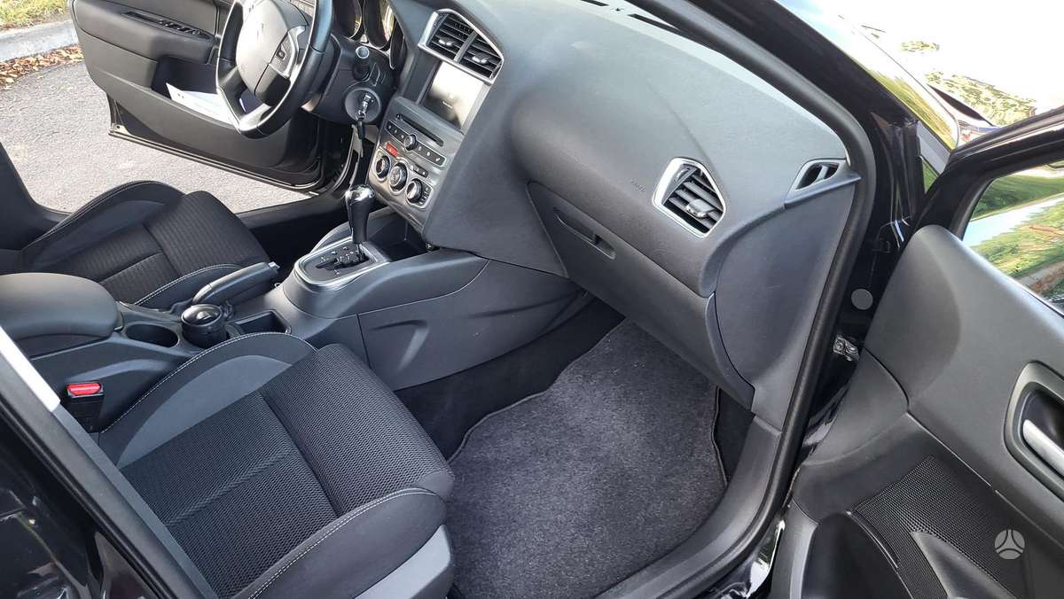 Citroen C4, 1.2 l., hatchback