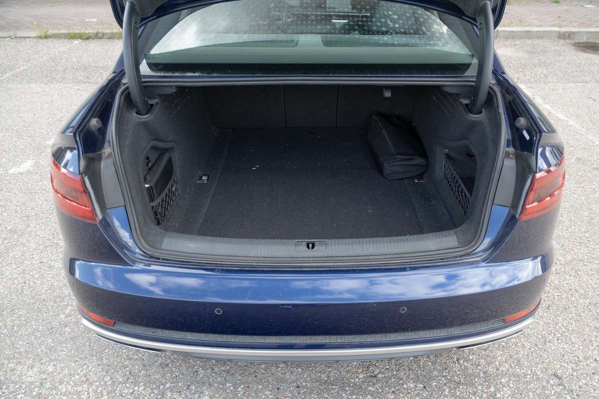 Audi A4, 2.0 l., Седан