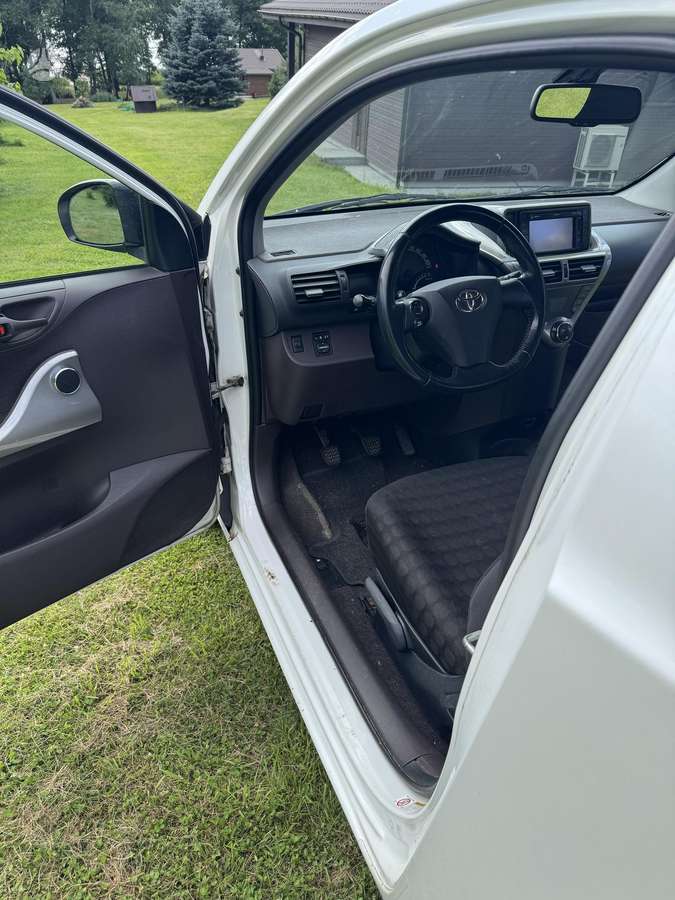 Toyota iQ - 7