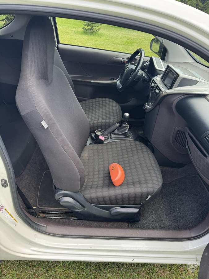 Toyota iQ - 8