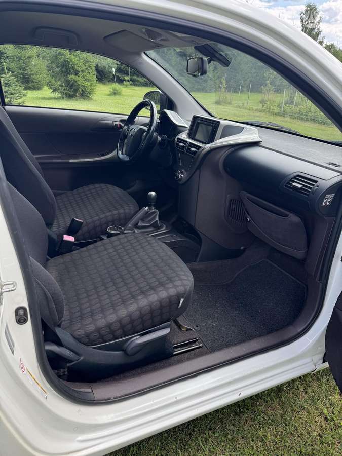 Toyota iQ - 10