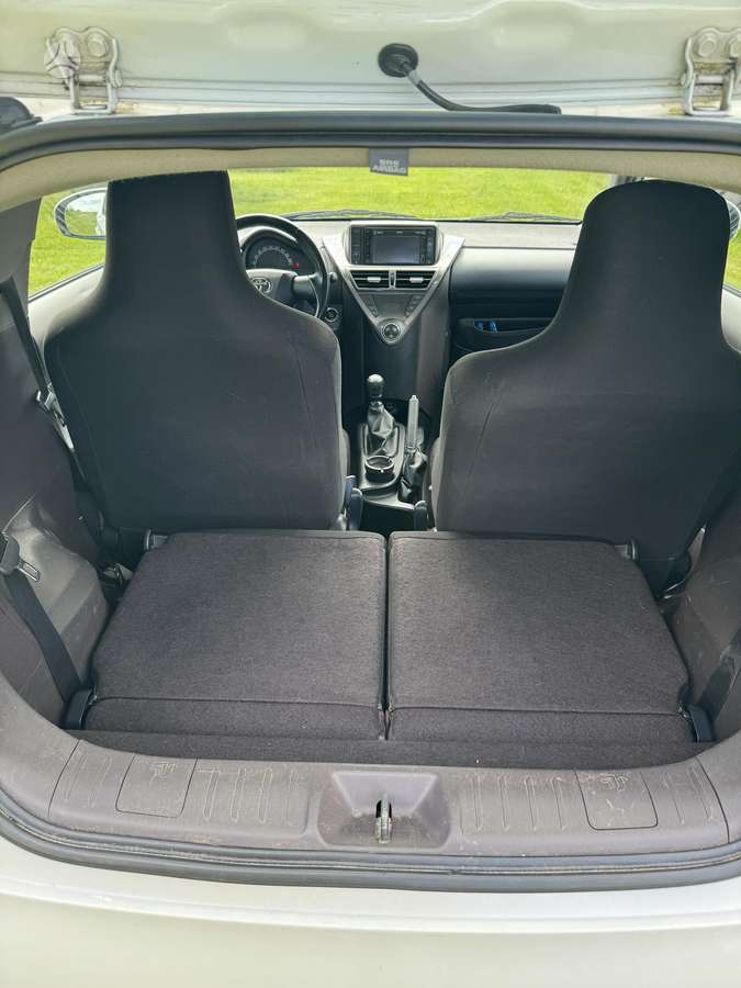 Toyota iQ - 12