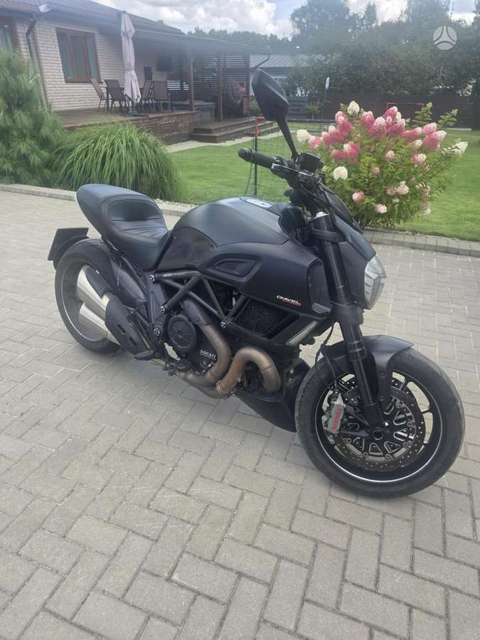Ducati Diavel 1200cc, street / classic